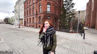 பப்ளிக் பிக்அப்: அழகான பெண் ஐபோனுக்காக மாட்டிக் கொண்டு அவளது புழையில் படபடக்கிறாள். கிளியோமாடல்